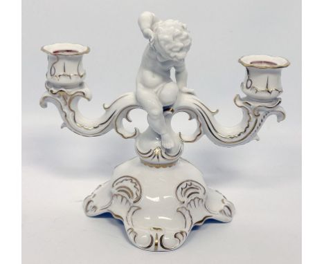 Figürlicher Leuchter mit Putto, Hutschenreuther, einflammig. Porzellan, weiß mit Golddekor. Nach einem Entwurf von K. Tutter.