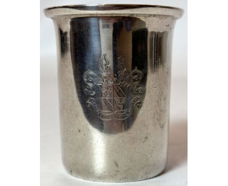 Biedermeier-Becher mit Allianzwappen. 12 Lot Silber, 81 g. Glatte Wandung mit graviertem Allianzwappen. L. gedellt. Tremolier