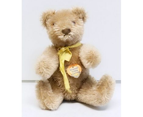 Original-Teddy, Steiff. Blonder Mohair. Gegliedert mit Drehkopf. Mit S. 50er/60er Jahre, unbespielt, aber eingestaubt. L. 14 