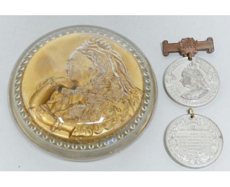 Paperweight und 2 Medaillen, Queen Victoria. Farbloses Glas mit von innen vergoldetem Negativrelief mit Darstellung der Queen