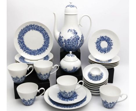 Kaffeeservice für 6 Personen, Rosenthal., Reliefdekor "Romanze Benares", 26-teilig. Blaue Blumen. Bestehend aus: Je 6 Dessert