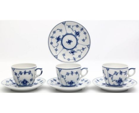 3 Kaffeetassen mit 4 Untertassen, Royal Copenhagen. Porzellan. Gerippt. Blaue Strohblumenmalerei. e und blaue Unterglasurmark