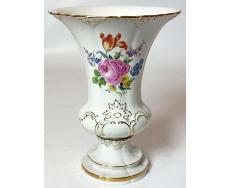 Trompetenvase, Meissen. Porzellan. Bunte Blumenmalerei, Relief in Gold abgesetzt. Schwertermarke Meissen, 20. Jh. 2. Wahl. H.