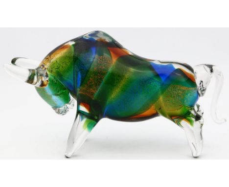 Stierskulptur, Murano. Farbloses Glas mit bunten Einschmelzungen und Luftblasen. Murano, 20. Jh. 14x 27x 8 cm.