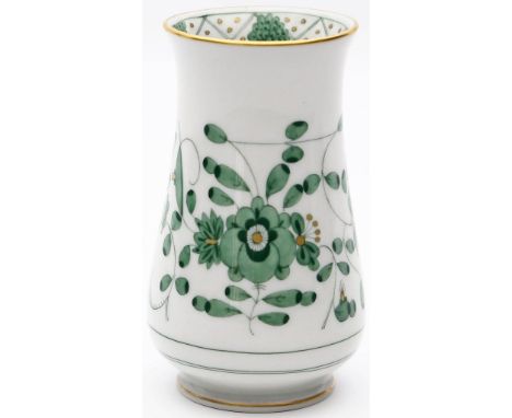 Kleine Vase, Meissen. Porzellan. Reiche indische Malerei in Grün mit Gold, Goldränder. Schwertermarke Meissen, 20. Jh. 1. Wah