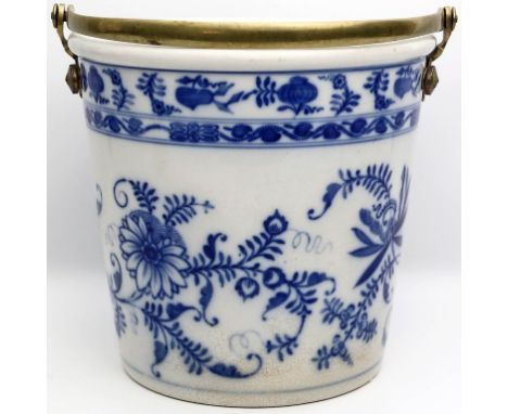 Eimer. Keramik. Blaues Zwiebelmuster. Montierter Messinghenkel. Gebrauchsspuren, Glasurrisse. Villeroy & Boch, Dresden, um 19