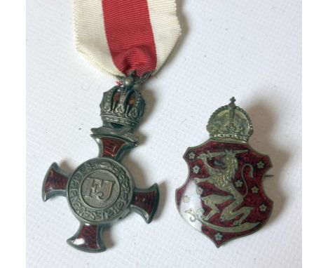 Silbernes Verdienstkreuz mit Krone, Österreich 1804-1918. Silber, rot emailliert. Mit Ripsband. Beigegeben: Emailliertes Wapp