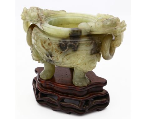 Weihrauchbrenner - Koro. Grüne Jade mit geschnitztem Reliefdekor. Rep. Bruchstellen und ohne Deckel. China. H. 11 cm. Auf Hol