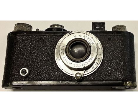 Leica-Kamera mit Entfernungsmesser. Nr. 61147. Objektiv Elmar Leitz 1:3,5 F = 50 mm. Löst aus, Gebrauchsspuren. DRP, F. Leitz