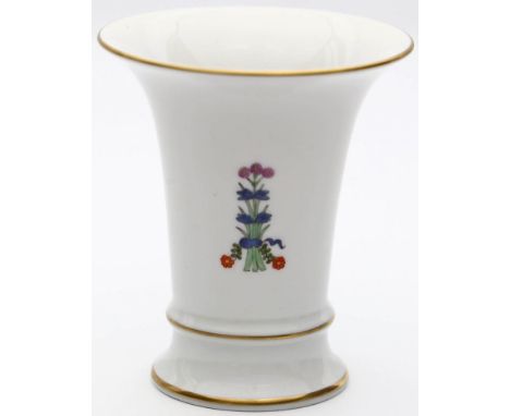 Trompetenvase, Meissen. Porzellan. In bunten Kupferfarben bemalt mit "chinesischem Schmetterling". Goldränder. Schwertermarke