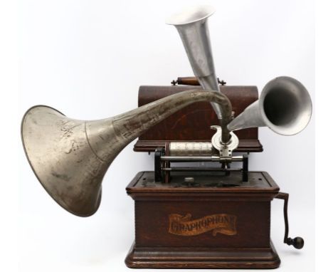 Phonograph "The Graphophone". Rechteckiges, profilierter Eichengehäuse mit gewölbtem Deckel. Innen schwarz gelacktes Eisen mi