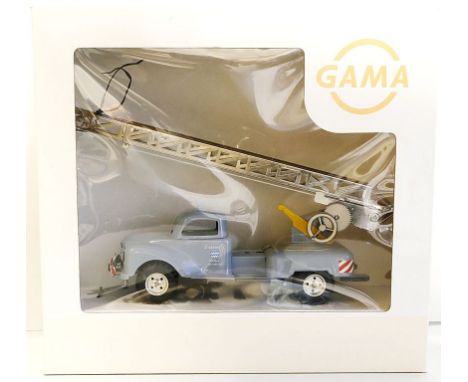 Leiterwagen, GAMA. Art.-Nr. 70007, mit Federwerkmotor. In Originalkarton, l. eingestaubt, aber unbespielt. L. ca. 25 cm.