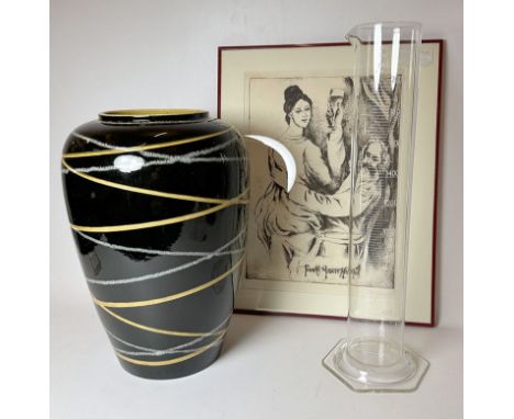 Große Keramik-Vase, Messzylinder für 200 ml und Radierung, mit Darstellung Marx von 1971. 1x Jenaer Glaswerke. 20. Jh. H. 40 
