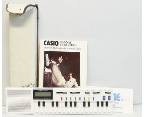 Synthesizer "Casio VL-1". Erster Synthesizer von Casio, hergestellt von 1981-1984. Funktion nicht geprüft. Mit Bedienungsanle