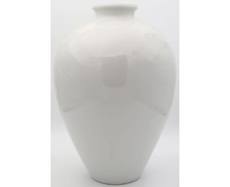 Bodenvase, KPM Berlin. Porzellan, weiß. Entwurf von Trude Petri. Szeptermarke Berlin, 20. Jh. 2. Wahl. H. 43 cm.