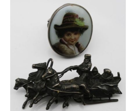 Ring und Brosche. Silber, Ring vergoldet, geprüft. a) Ring. Ovale Porzellanplakette mit bunt gemaltem Portrait eines Bauernju