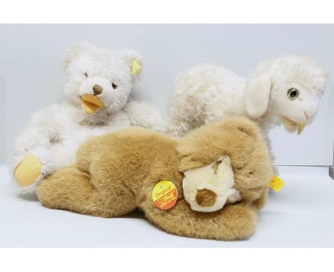 3 Steiff-Tiere. Teddy, Lamm und schlafender Bär, weich gefüllt. Je mit K und F, 1x mit S. 2x bespielt, 1x unbespielt. H. 18 u