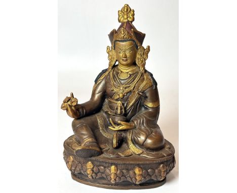 Skulptur des Padmasambhava. Vergoldete bzw. patinierte Bronze. Bodenplatte. Ohne Stab. Tibet. H. 22,5 cm.