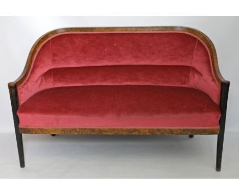 Sofa. Nussbaum-/Wurzelholz-Gestell mit hellroter Polsterung. Gebrauchsspuren. Anf. 20. Jh. 87x 134x 62 cm.