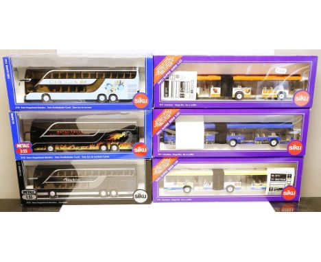 6 Modellautos, SIKU 1:55. Je 3 Reise- und Gelenkbusse.  Je in Originalverpackung, unbespielt.