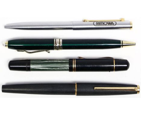 2 Kolbenfüller, Montblanc und Pelikan. Modell 220 in Mattschwarz mit vergoldetem Metall und 585/000 GG-Feder bzw. Modell 100N