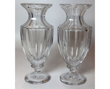 Paar Vasen in der Art von Baccarat. Farbloses Kristallglas. 20. Jh. H. 28 cm.