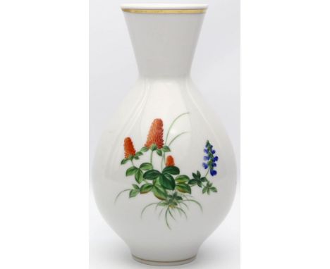 Vase, Meissen. Porzellan. Bunte Feldblumenmalerei. Goldränder. Schwertermarke Meissen, 20. Jh. 1. Wahl. H. 21 cm.