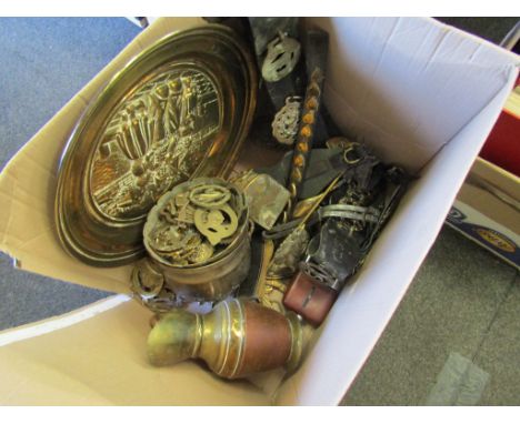 A box containing assorted brass and metalwares including hip flask, jug and pot etc.