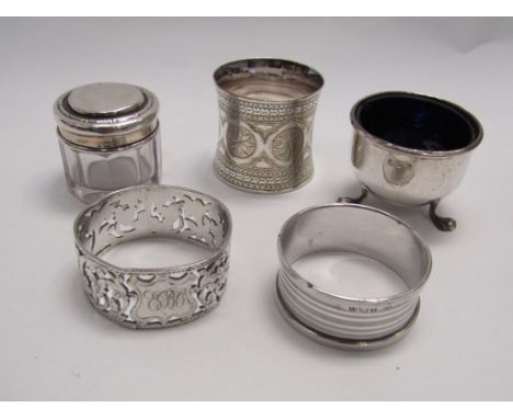 A silver patch pot, silver salt with liner, two silver napkin rings and another (5)