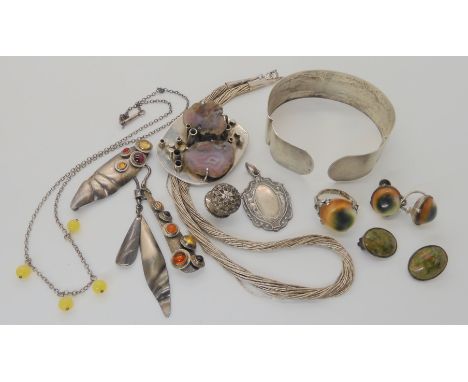 An operculum shell ring and matching earrings mounted in white metal, three retro silver smith made jewels and other items Co