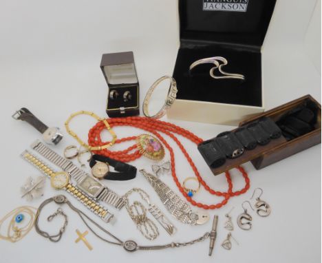 A white metal niello decorated Albertina, a box of carved jet beads, a Tiangus Jackson silver bangle and other items of silve