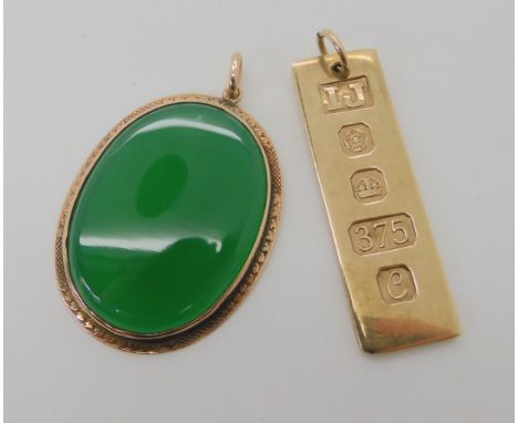 A 9ct gold ingot style pendant, together with a 9ct mounted green agate set pendant weight combined 12.9gms Condition Report: