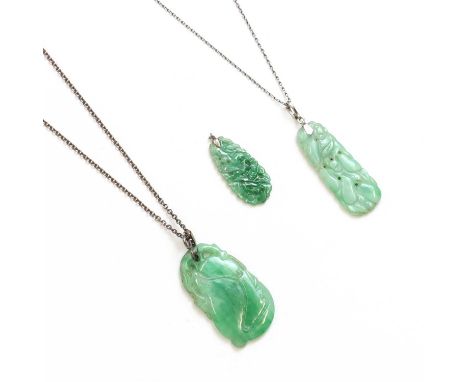 A collection of jewellery, to include a carved jadeite jade plaque pendant, with silver old cut diamond set bale, 42mm long i