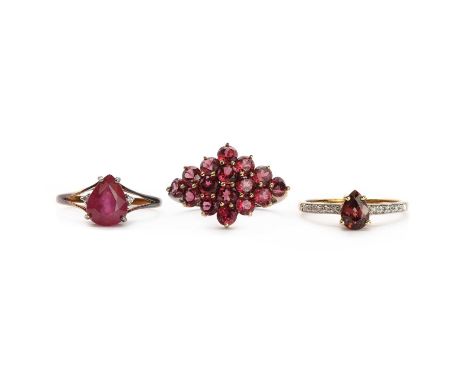 Three 9ct gold rings,comprising a fracture filled ruby and diamond ring, approximately 9.8 x 10mm, Birmingham 2010, a garnet 