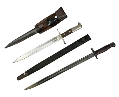 British Enfield 1907 model SMLE bayonet, with 43cm fullered steel blade and metal mounted leather scabbard L58cm overall; and