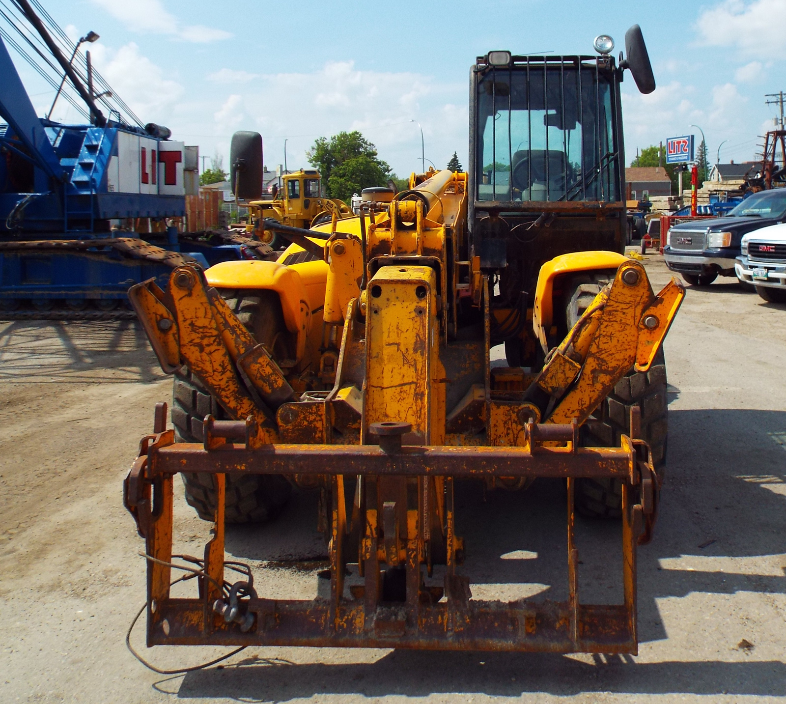 JCB (2001) 550 EXTENDABOOM FORKLIFT, 10,000 LB CAPACITY, 17.525 TIRES, 3STAGE BOOM, FRONT OUT