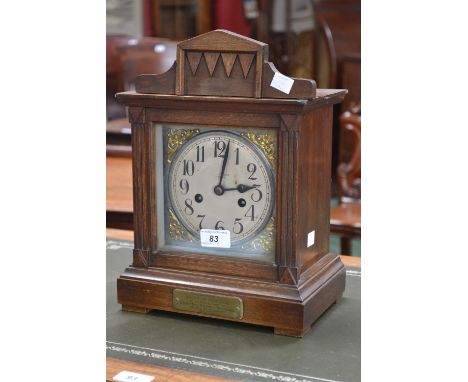An Edwardian oak cased mantel clock, Walker, London