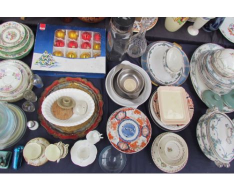 A projector together with records, a Carlton pattern part dinner set, Japanese Imari plates, etc