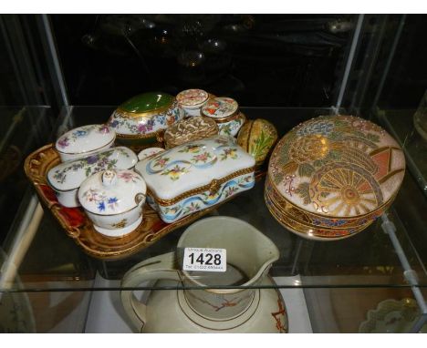 A mixed lot of good ceramic pill boxes.