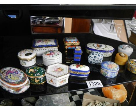 A mixed lot of ceramic pill boxes.