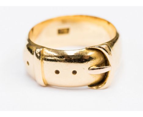 An 18ct gold buckle ring, approx 7mm wide, size K, total gross weight approx 7.6 gms 