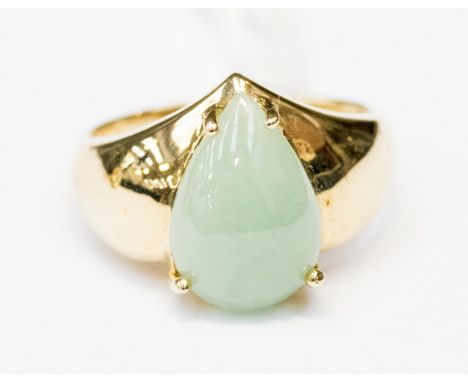 A 14ct gold and jade Chinese ring, size M 