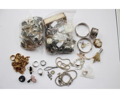 A bag of costume jewellery and badges, a bag of rings, etc including brooches, silver and vintage brooches, etc 
