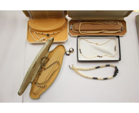 Four single string faux pearl and cultured pearl necklaces, with a double string faux pearl necklace, a single string faux pe