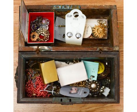 A vintage jewel chest with scraffito and inlaid decoration, with contents, mainly costume jewellery 