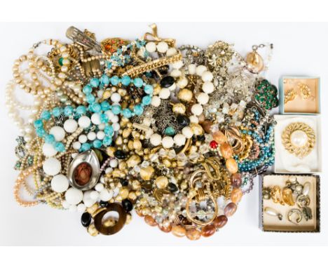 Vintage costume jewellery to include glass necklaces, brooches etc Q
