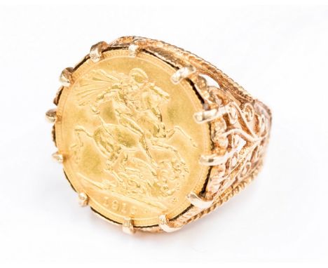 Full Sovereign gold coin ring in 9ct gold mount, 15 grams approx 1912 