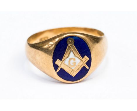 A blue and white enamelled Masonic 18ct yellow gold gentlemen's ring, size R, gross weight approx 7.9 grams 