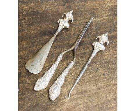 A pair of George V silver novelty shoe implements including button hook and shoe horn in the form of jesters, Chester 1909, m