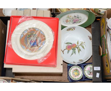 A collection of various ceramics, comprising a Royal Worcester 'Miranda' hand painted plate, a Royal Worcester 'Evesham' Coal